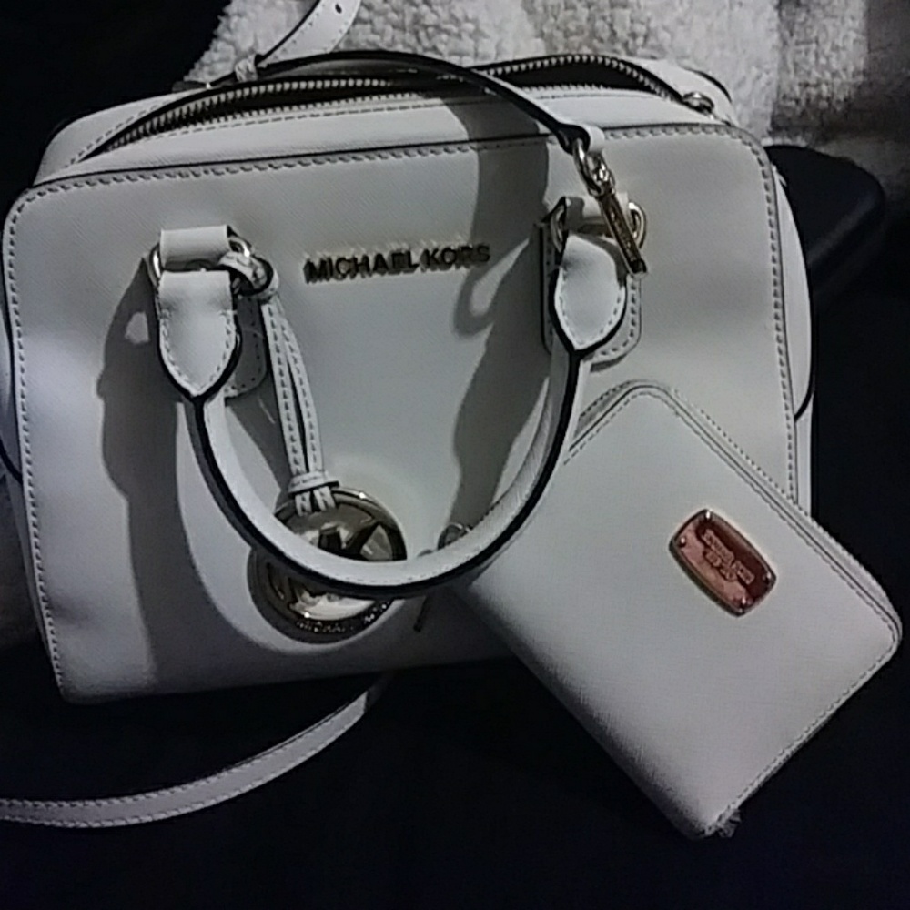 Mk white purse like new with wallet
